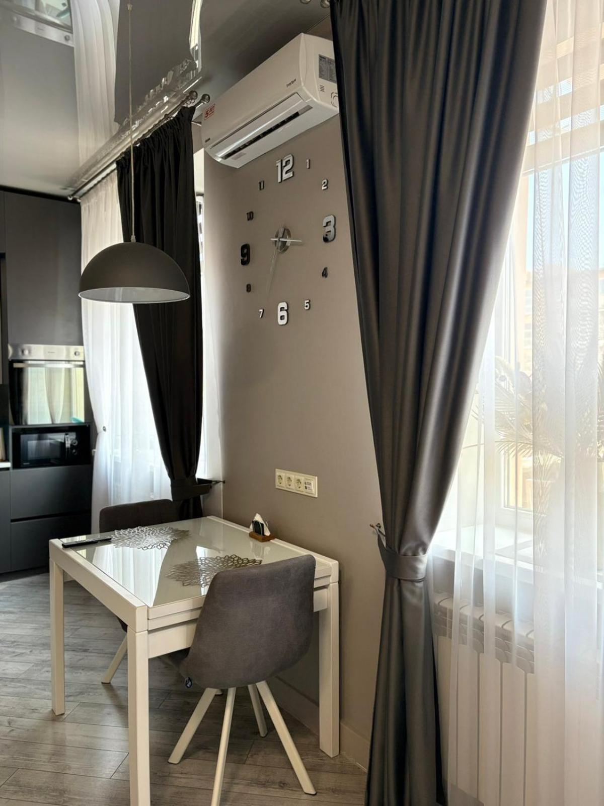 центральні люкс апартаменти: балкон, Smart Tv та кава Apartment Kryvyi Rih