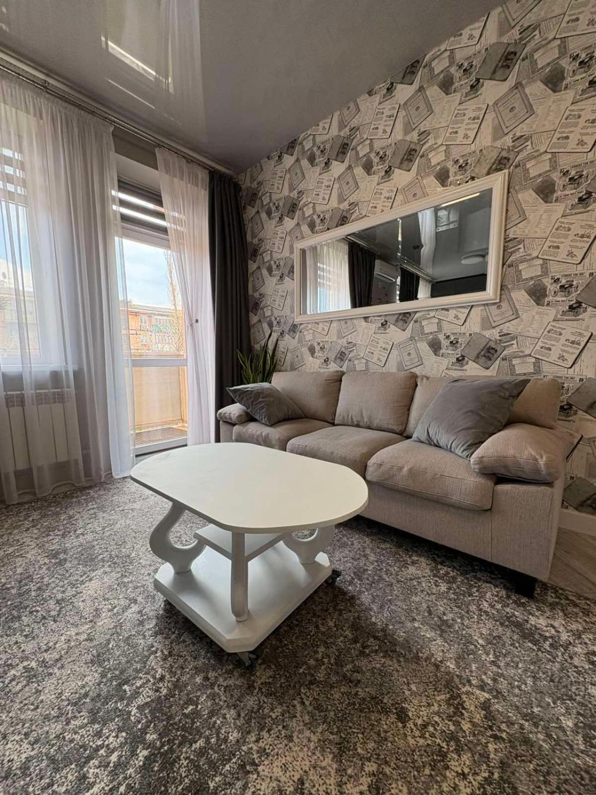 центральні люкс апартаменти: балкон, Smart Tv та кава Apartment Kryvyi Rih